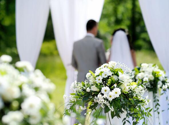 假期婚礼经济火爆：订不上酒店 婚礼被迫推迟5天