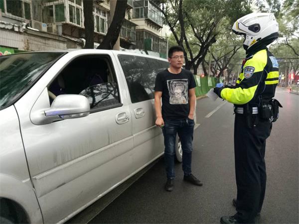 济南:为上厕所竟用卫生纸遮车牌 男子被扣12分!