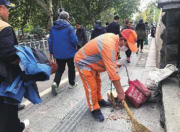 “小烟头”折射“大文明” 济南一位环卫工每天捡拾烟头数千个