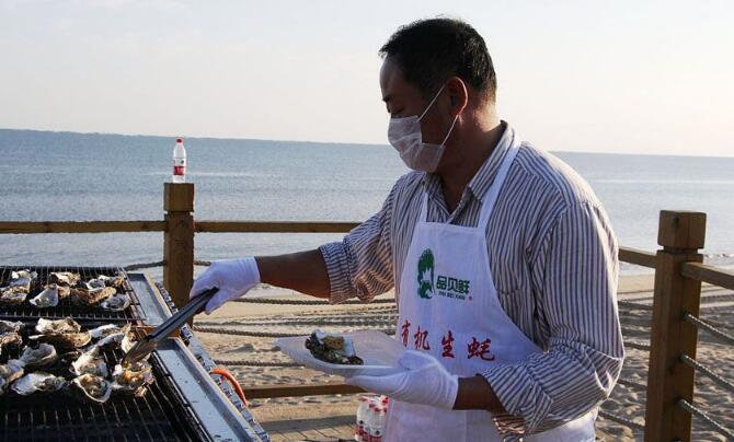 威海小伙海边烤生蚝1只卖50 旅游旺季日入万元