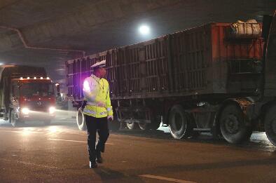 多部门连夜联合执法 槐荫打响蓝天保卫战