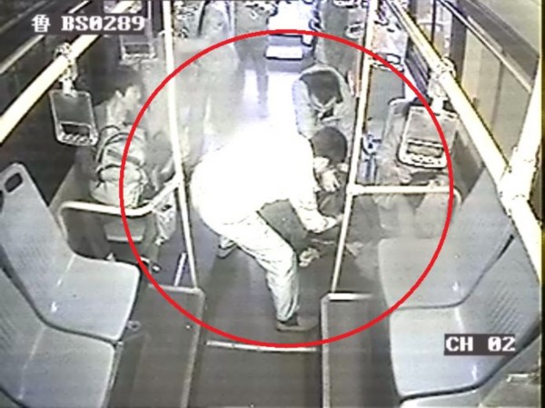 青岛一男子突发癫痫晕倒 公交车变身“急救室”