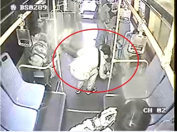 青岛一男子突发癫痫晕倒 公交车变身“急救室”