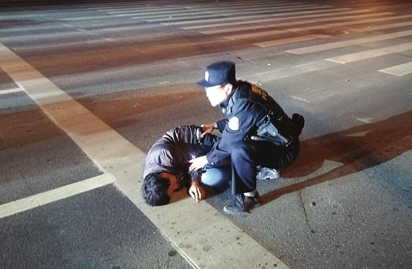 济南街头感人一幕!民警用自己的身躯护住昏迷倒地男子
