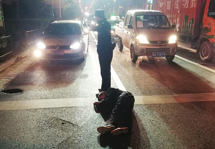 济南街头感人一幕!民警用自己的身躯护住昏迷倒地男子