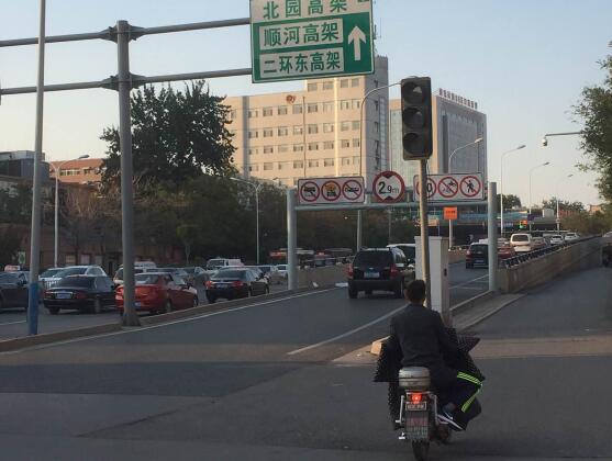 济南高架匝道口有了红绿灯 桥上堵时亮红灯禁入