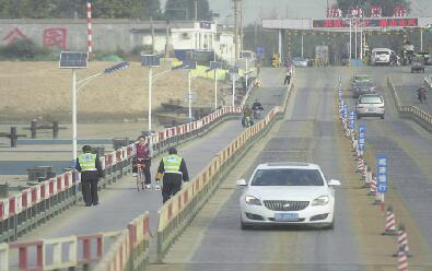 济南：浮桥装路灯夜间更方便