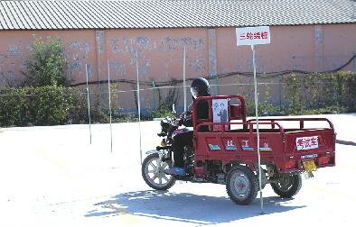 车管所前置服务商家代办挂牌 市民买摩托车现