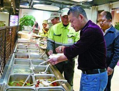 山东好人!半年时间饭店老板自掏10万元请环卫工吃饭
