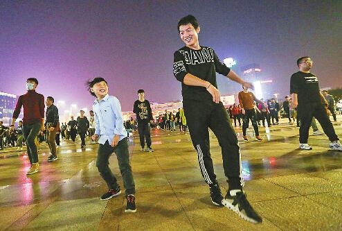 空巢青年的广场舞社交 百人广场舞队放眼尽是