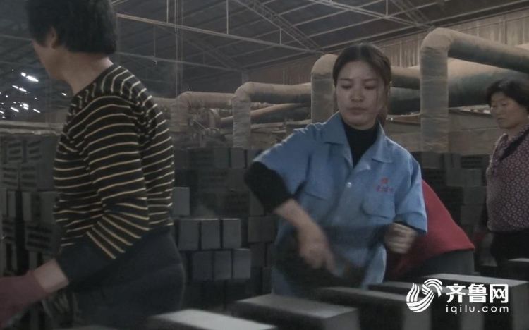 从彩妆讲师到搬砖工 临沂女孩一天搬砖万块只为陪护重伤弟弟