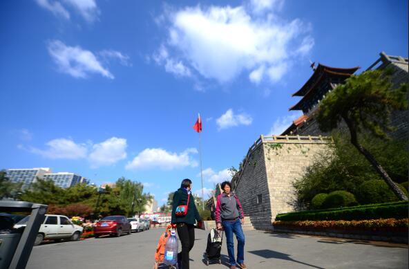 济南出现大幅降温 寒潮吹来冷蓝天 
