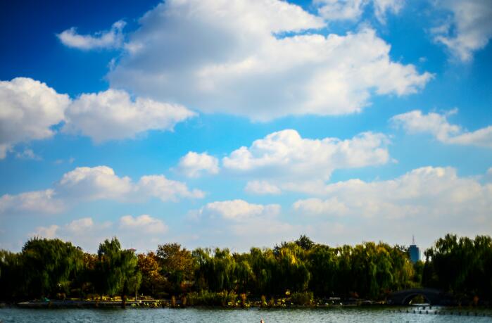 济南出现大幅降温 寒潮吹来冷蓝天 