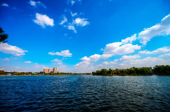 济南出现大幅降温 寒潮吹来冷蓝天 