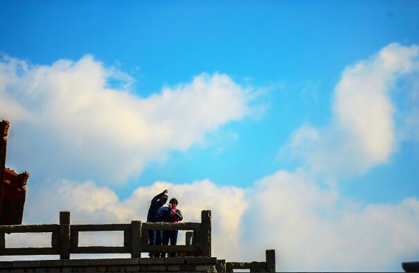 济南出现大幅降温 寒潮吹来冷蓝天 