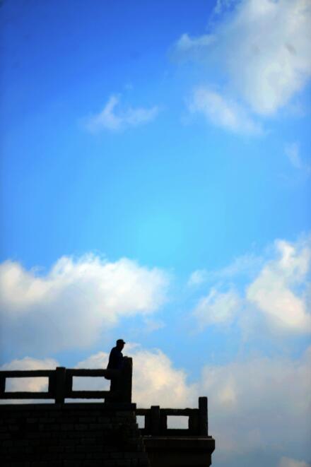 济南出现大幅降温 寒潮吹来冷蓝天 