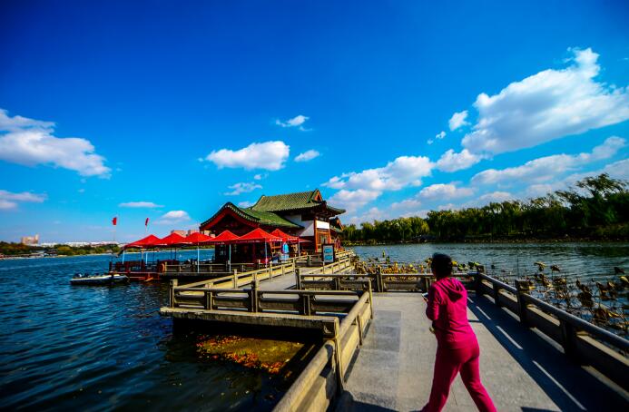济南出现大幅降温 寒潮吹来冷蓝天 