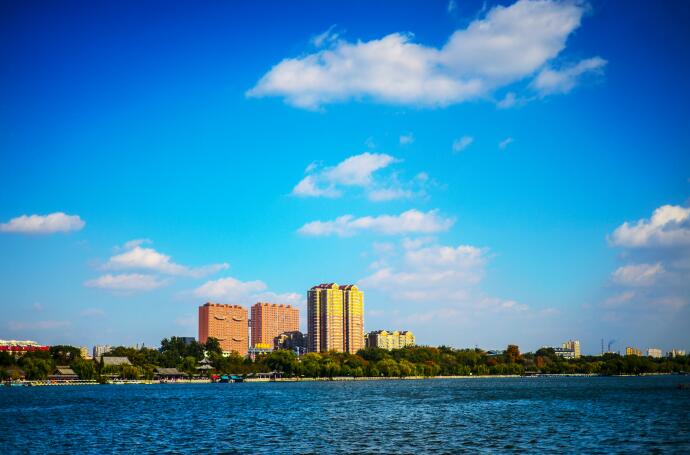 济南出现大幅降温 寒潮吹来冷蓝天 