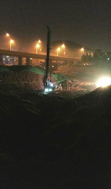 济南：昨夜突查工地扬尘 一处工地被当场下发整改通知书