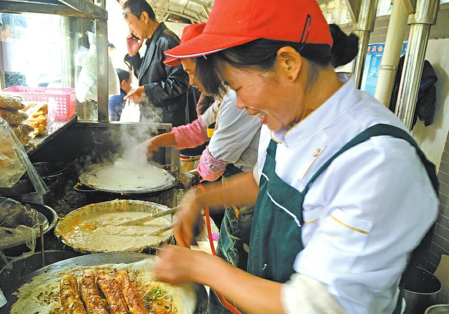 卖煎饼果子月入10万元？大多数摊主披星戴月收入一般