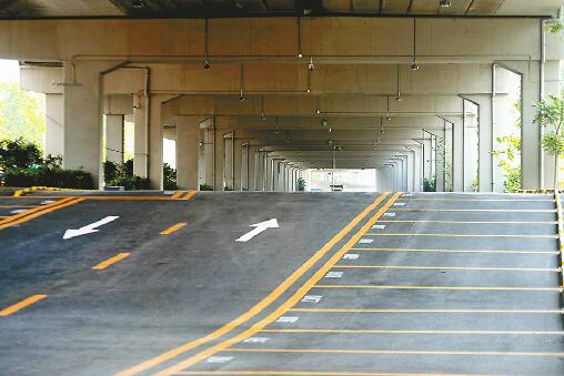 顺河高架下停车场建成半年仍未投用 相关部门称还待改造升级