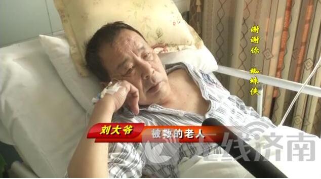 老人瘫倒家中 急救人员徒手爬楼翻窗变身蜘蛛侠