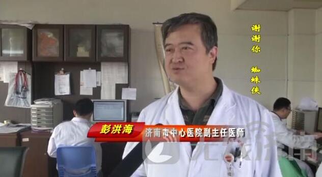 老人瘫倒家中 急救人员徒手爬楼翻窗变身蜘蛛侠