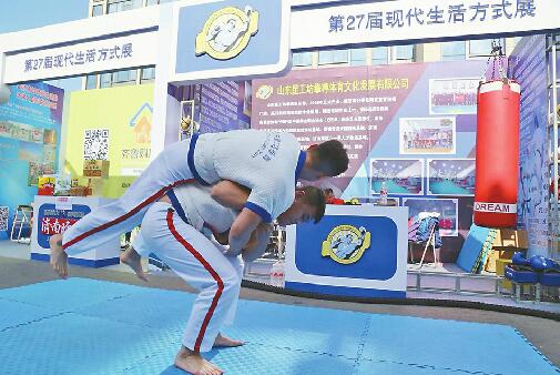 周末快来现代生活方式展淘房 现场还有趣味活动送好礼