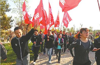 济南报业集团举办第四届徒步大赛 庆祝记者节走上新征程