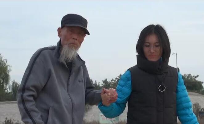 女孩带”捡“回的爷爷游全国 91岁老人回山东寻根