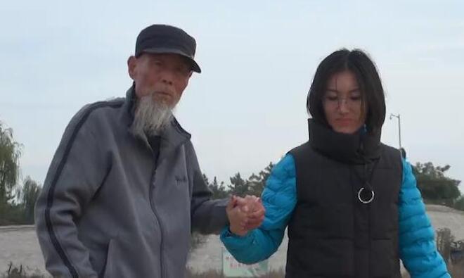 女孩带”捡“回的爷爷游全国 91岁老人回山东寻根