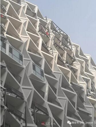 济南阳光100小区楼房阳台超有“设计感”！可居民却砸了墙！