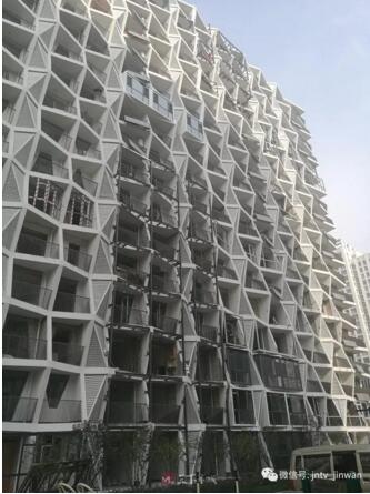 济南阳光100小区楼房阳台超有“设计感”！可居民却砸了墙！