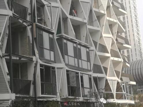 济南阳光100小区楼房阳台超有“设计感”！可居民却砸了墙！