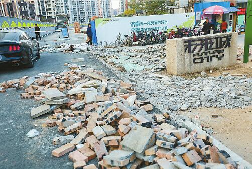 未来城拆南门受到业主质疑 物业：计划改造方便车辆出入