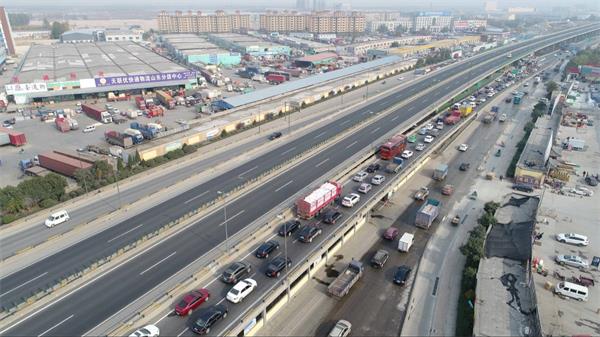 济青北线西端全封闭 济南收费站车辆排长龙