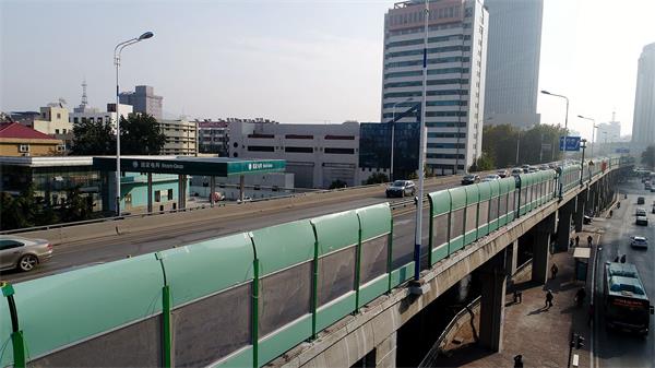 济南:高架路桥新增三千米隔音屏