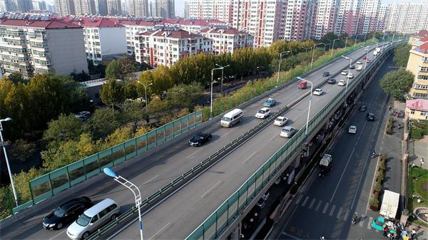 济南:高架路桥新增三千米隔音屏