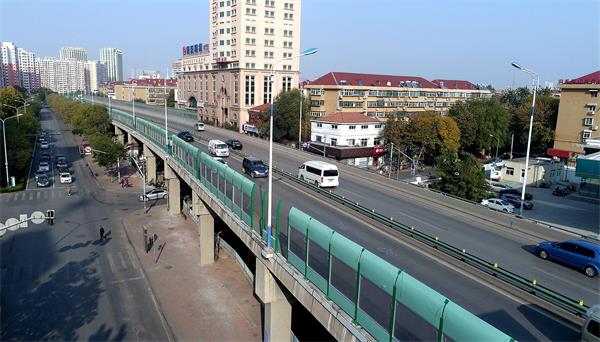 济南:高架路桥新增三千米隔音屏