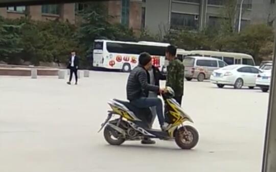 山东蓝翔技校被曝向快递收“保护费”  竟对快递员泼水