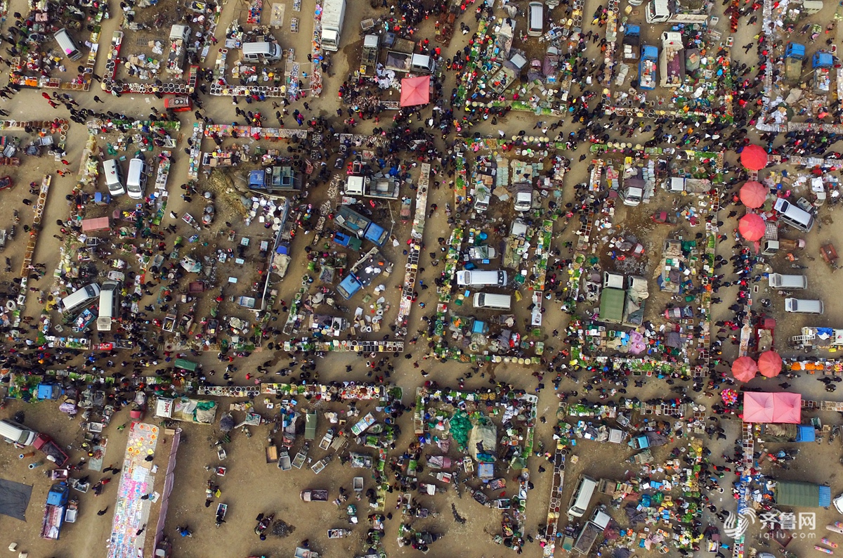 航拍日照乡村露天大集 物美价廉货物全