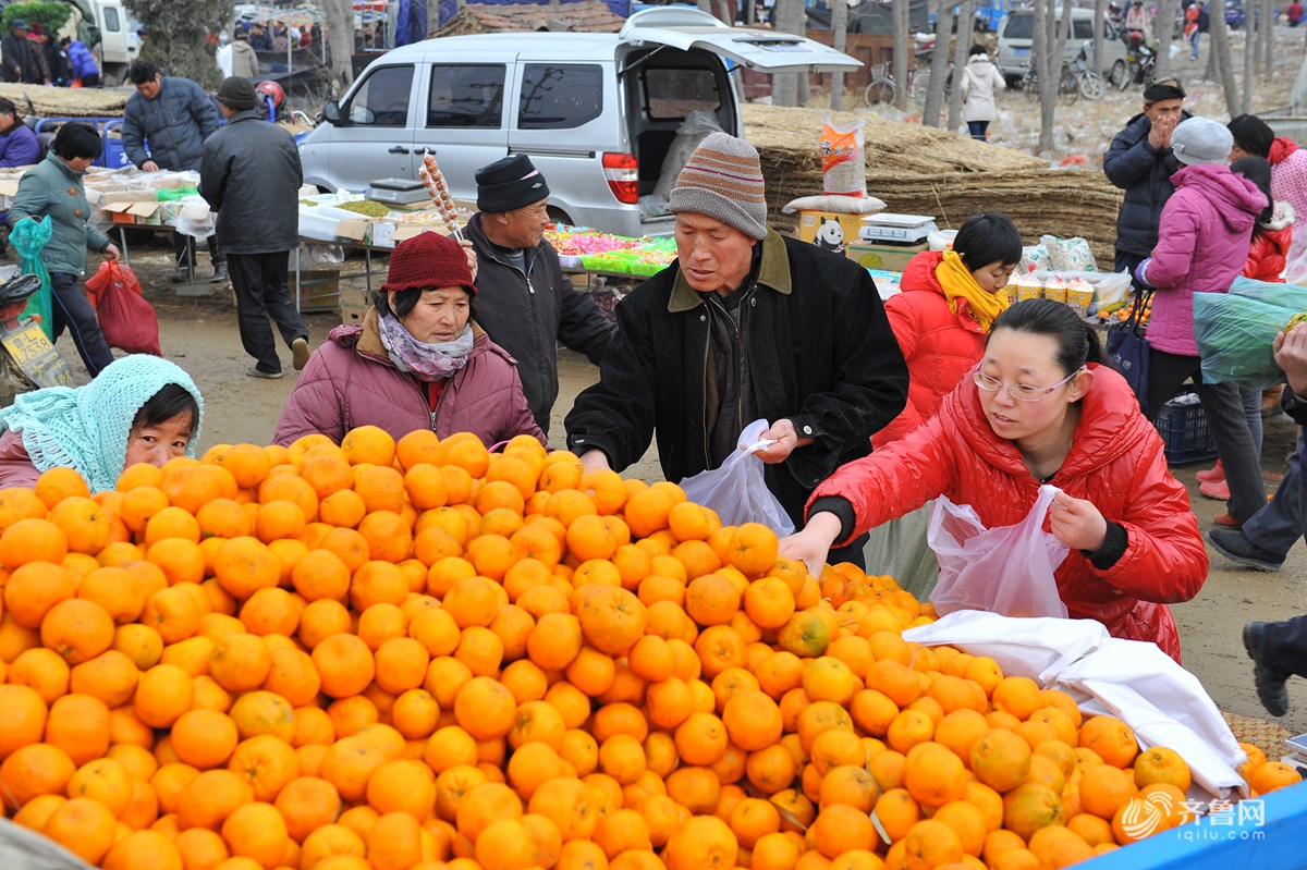 航拍日照乡村露天大集 物美价廉货物全