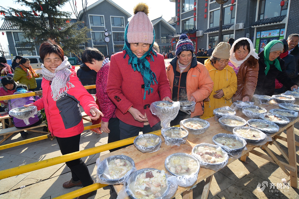 航拍日照乡村露天大集 物美价廉货物全