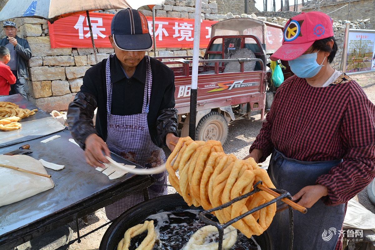 航拍日照乡村露天大集 物美价廉货物全