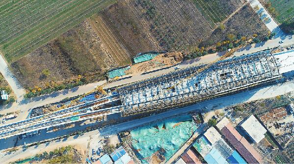 济南轨交R1线玉符河站主体基本建成 “上天入地”以此为界