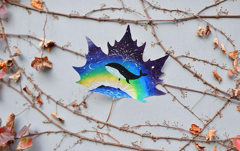 青岛女教师在树叶上作画 色彩绚丽技法多样