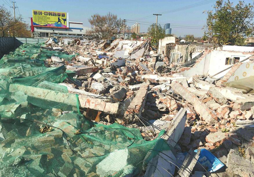 济南经六路延长线北侧拆迁废墟裸露 存在扬尘隐患