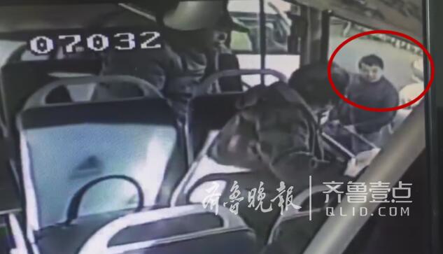 济南男子刮碰公交车还掌掴女司机 一看报警开车就跑
