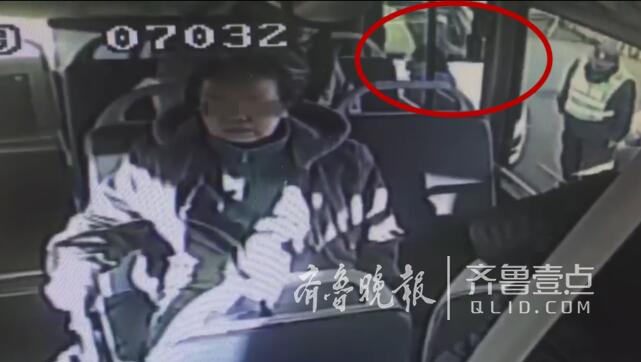 济南男子刮碰公交车还掌掴女司机 一看报警开车就跑