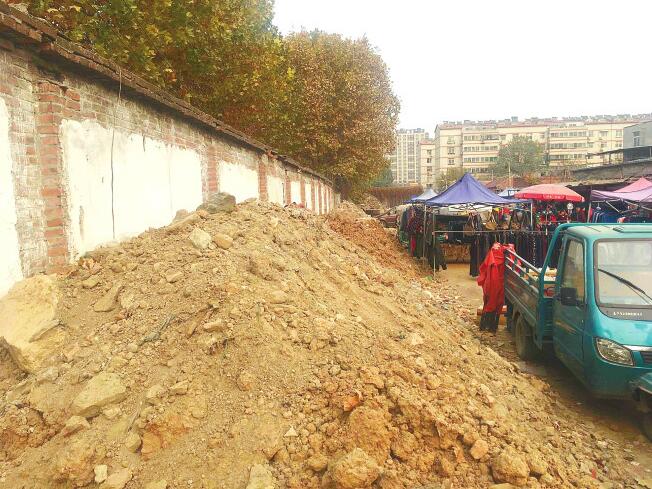 济南：殷陈市场内大面积渣土裸露 遭到多位市民投诉